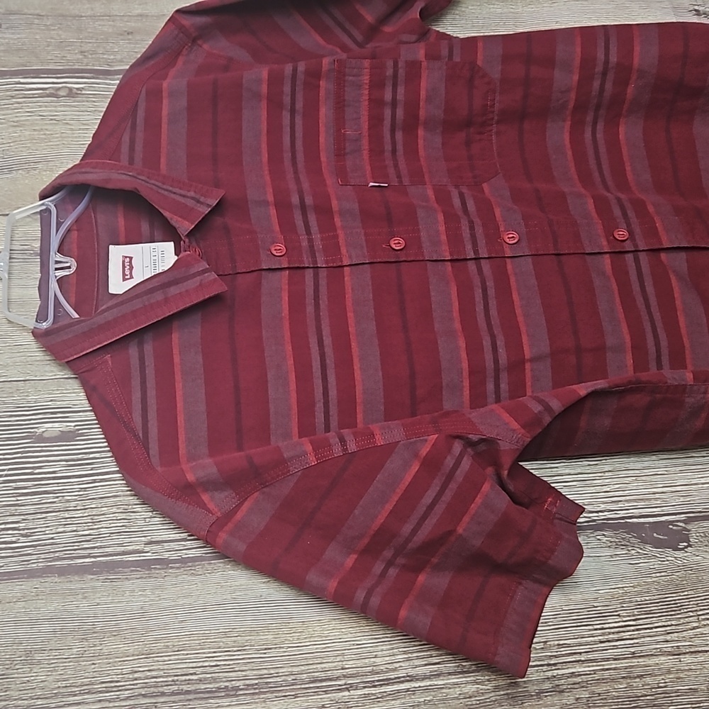 Levi’s Strauss Men’s button Down Shirt Sz L Red Striped - Picture 3 of 5